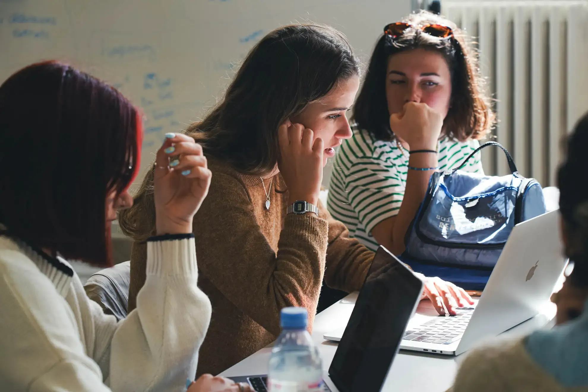Les étudiantes en brainstorming