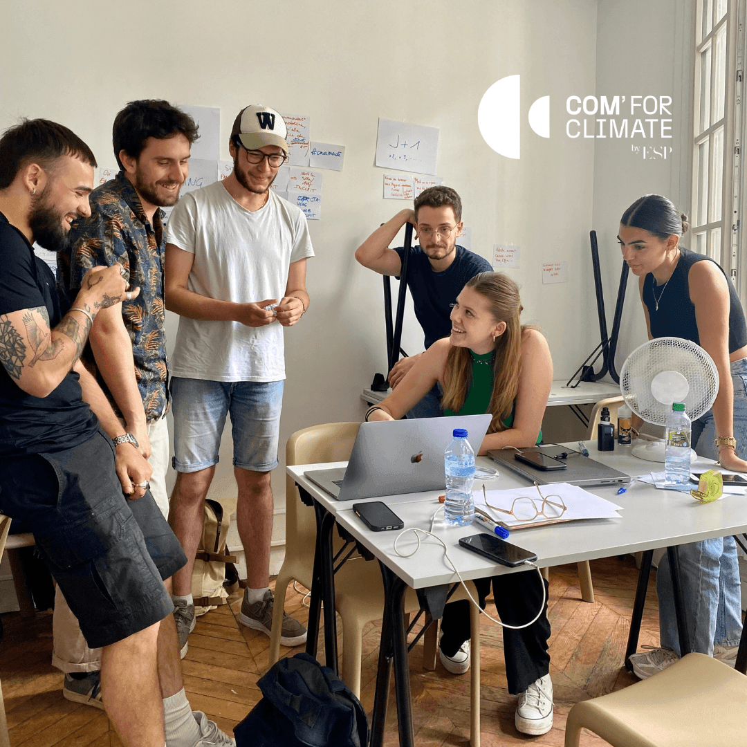 Les étudiants en briefing pour Com for Climate