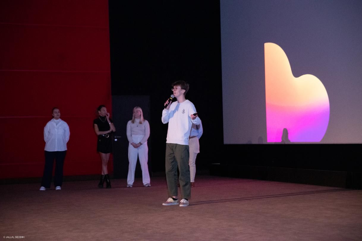 Un étudiant pitch leurs recommandations sur scène