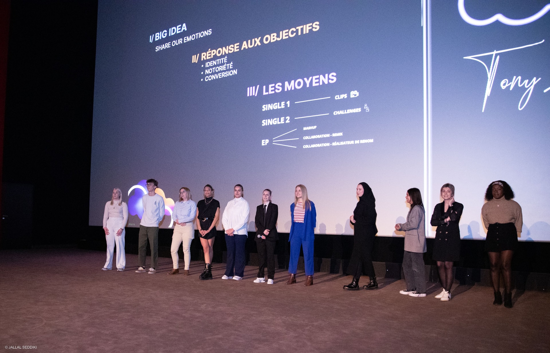 Les étudiants sur scène pour une restitution d'une compétition