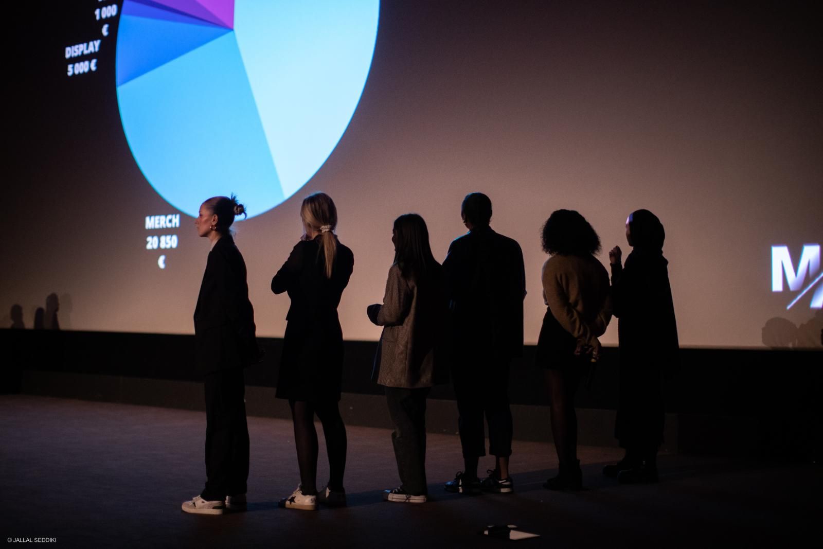 Les étudiants montent sur scène pour la fin de la compétition