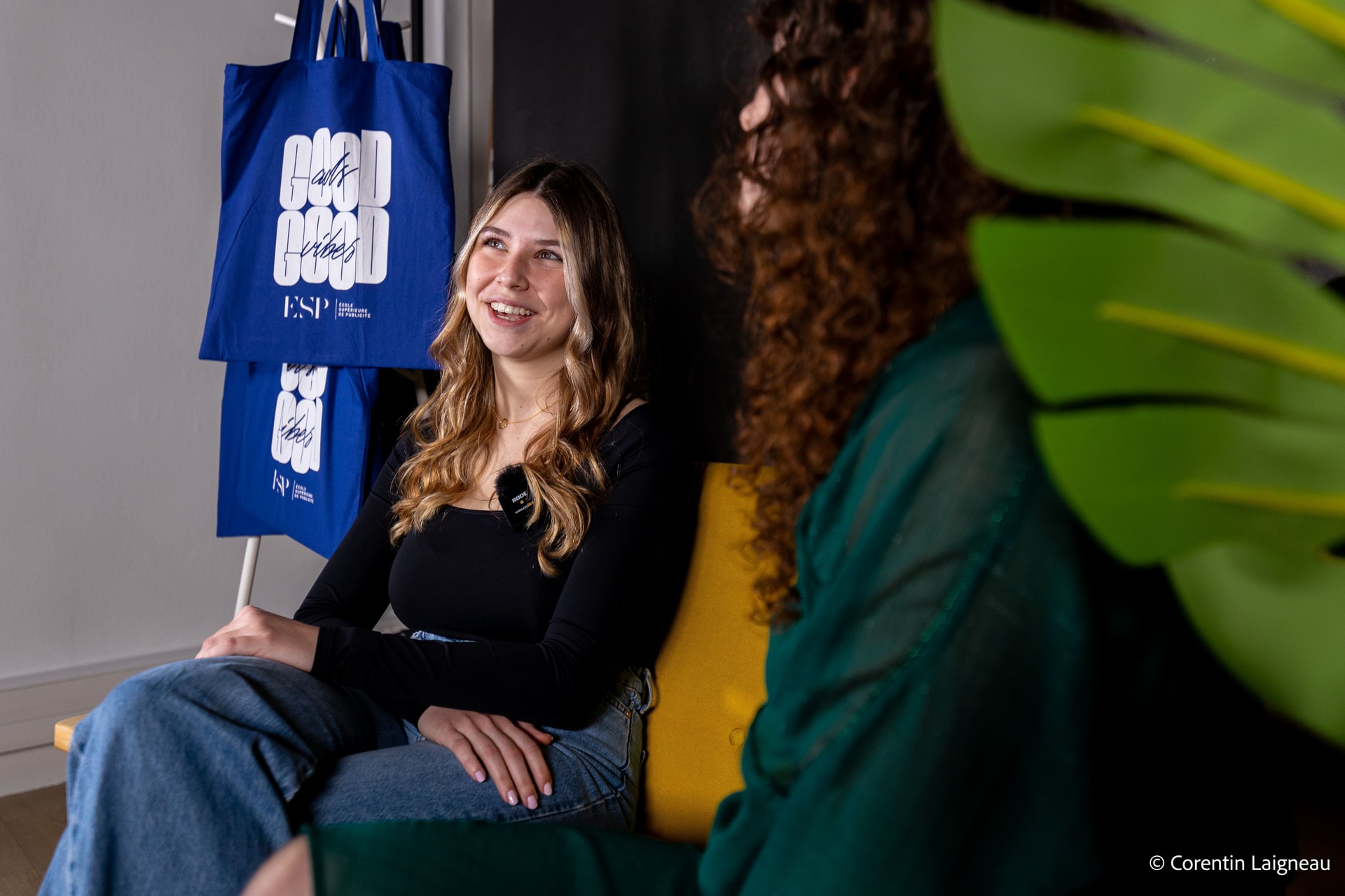Étudiantes au studio photo regardant le vidéaste
