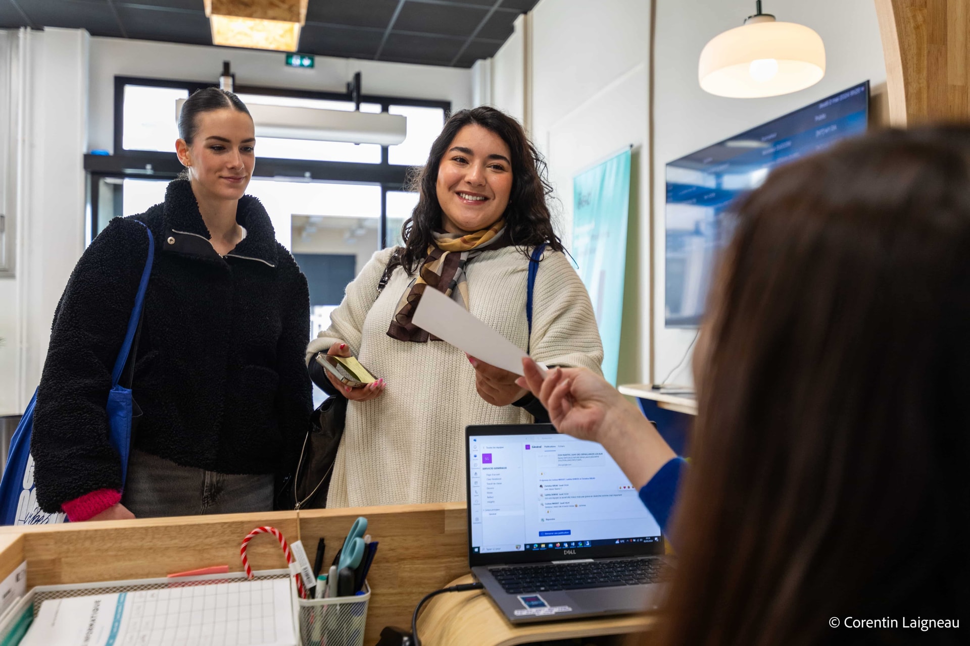 Étudiants Bachelors à l'accueil du campus de l'école de communication ESP Nantes