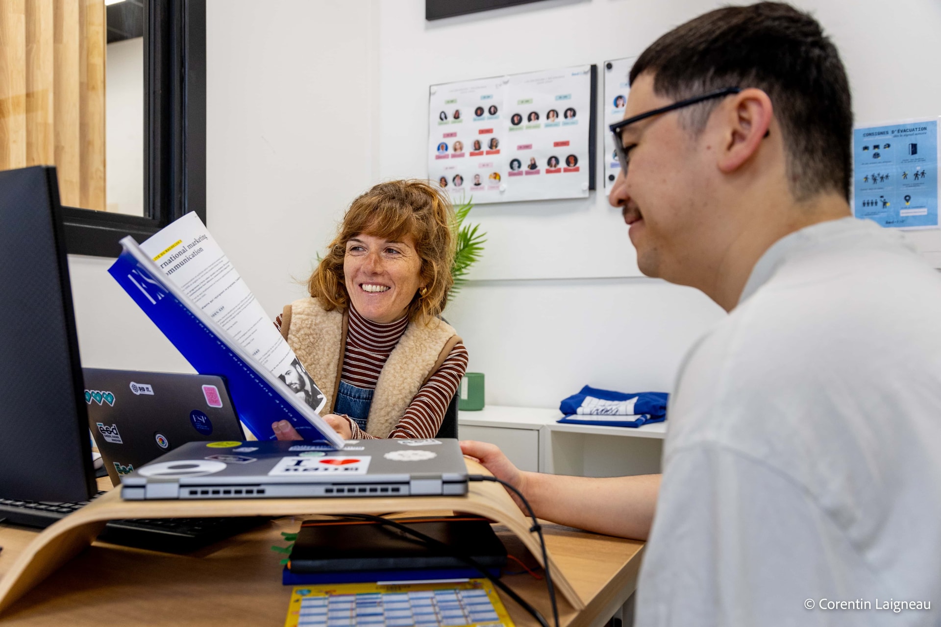 Directrice de l'ESP Nantes accompagnant un élève dans ses recherches