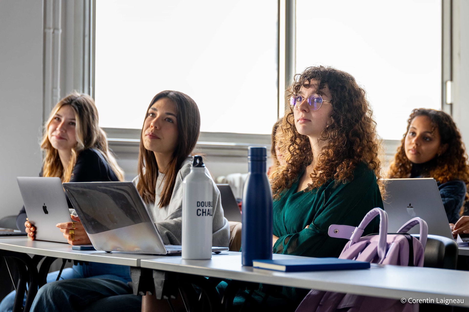 Étudiants Bachelors en cours sur le campus de l'école de communication ESP Nantes