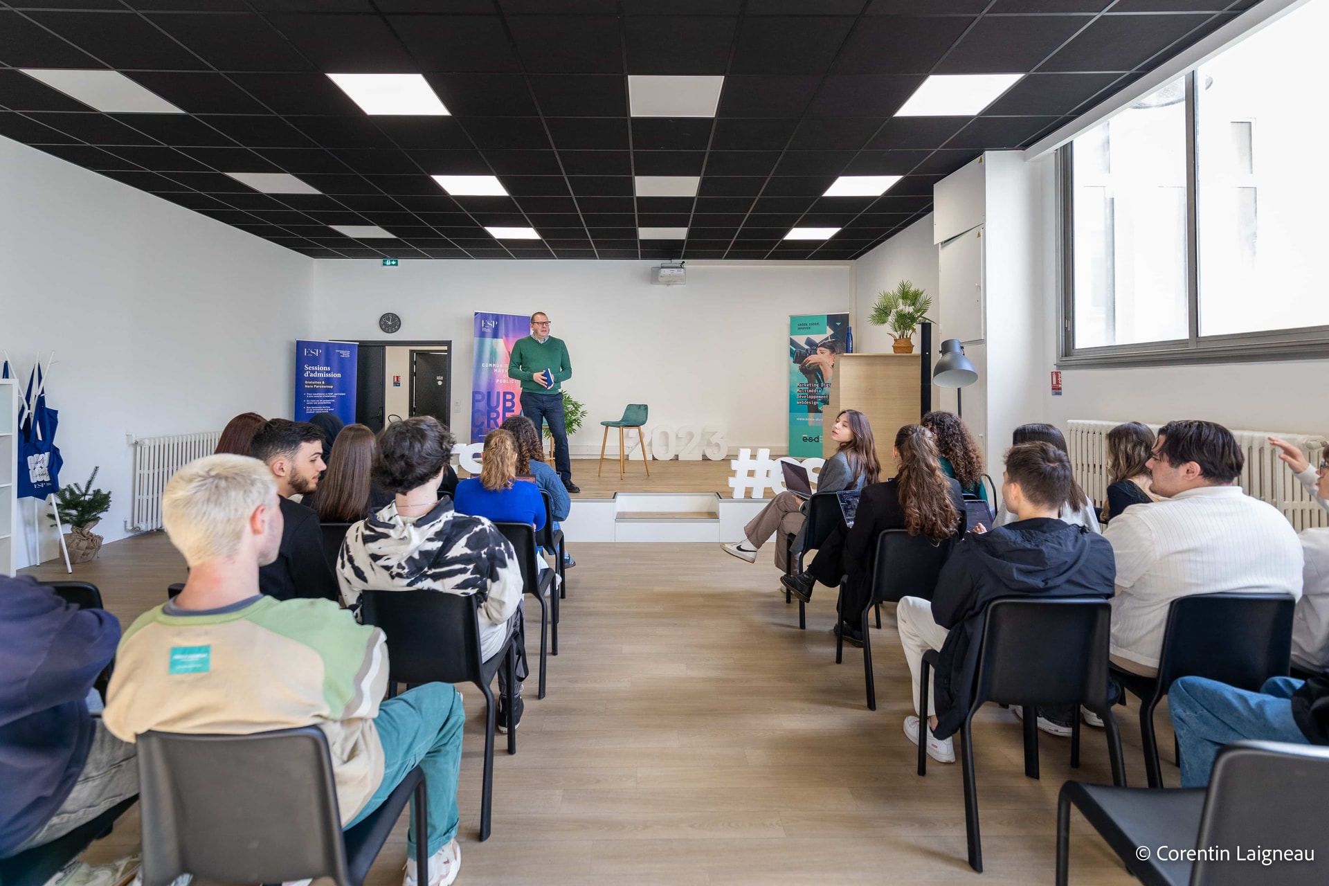Étudiants en conférence sur le plateau sur le campus de l'école de communication ESP Nantes
