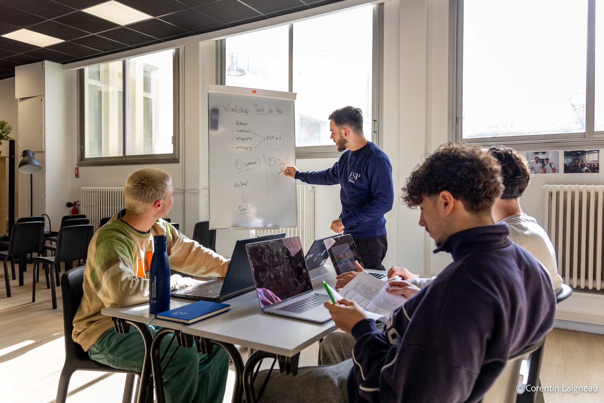 Étudiants en brainstorming projet sur le campus de l'école de communication ESP Nantes