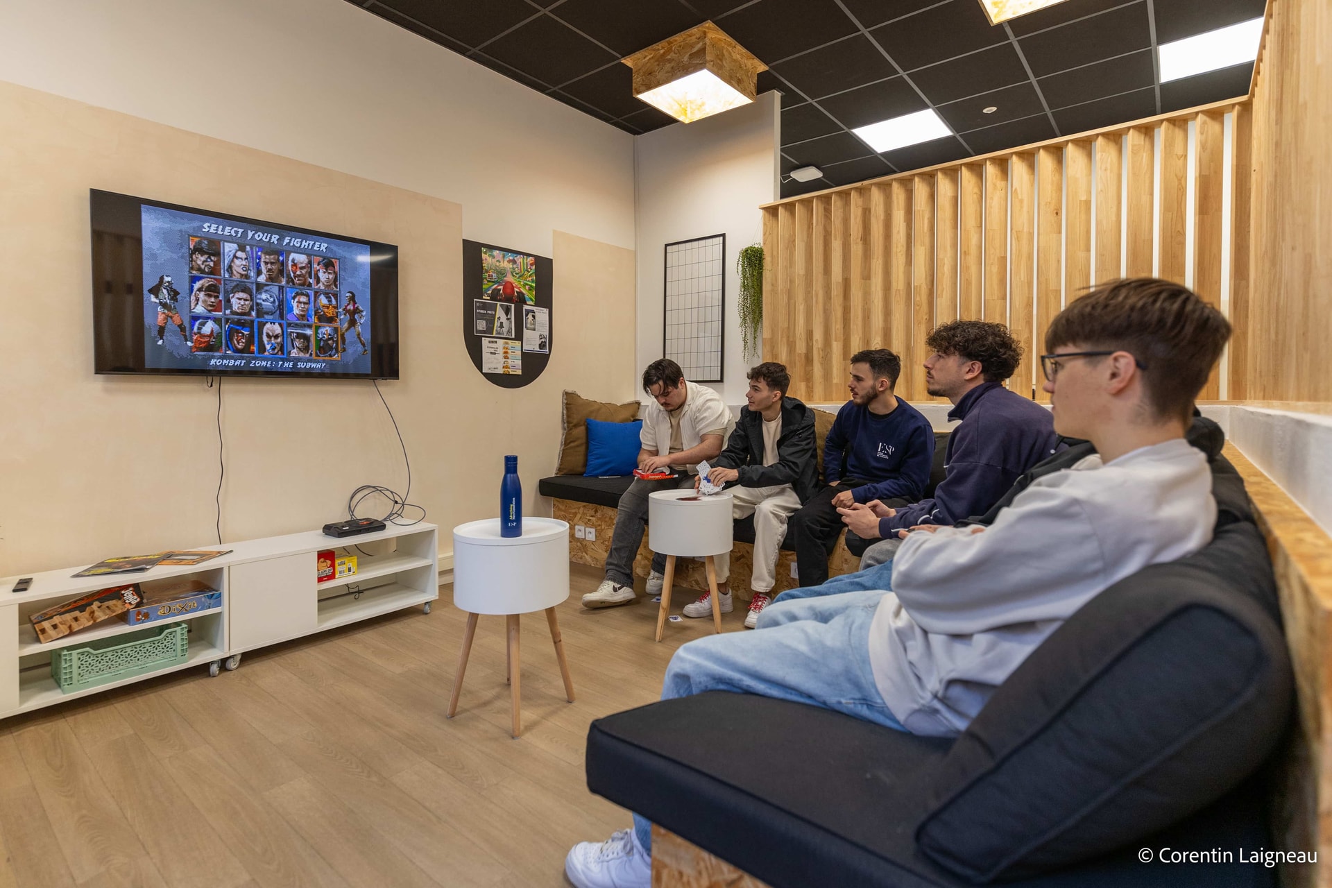 Étudiants en salle de pause jeu vidéo sur le campus de l'école de communication ESP Nantes