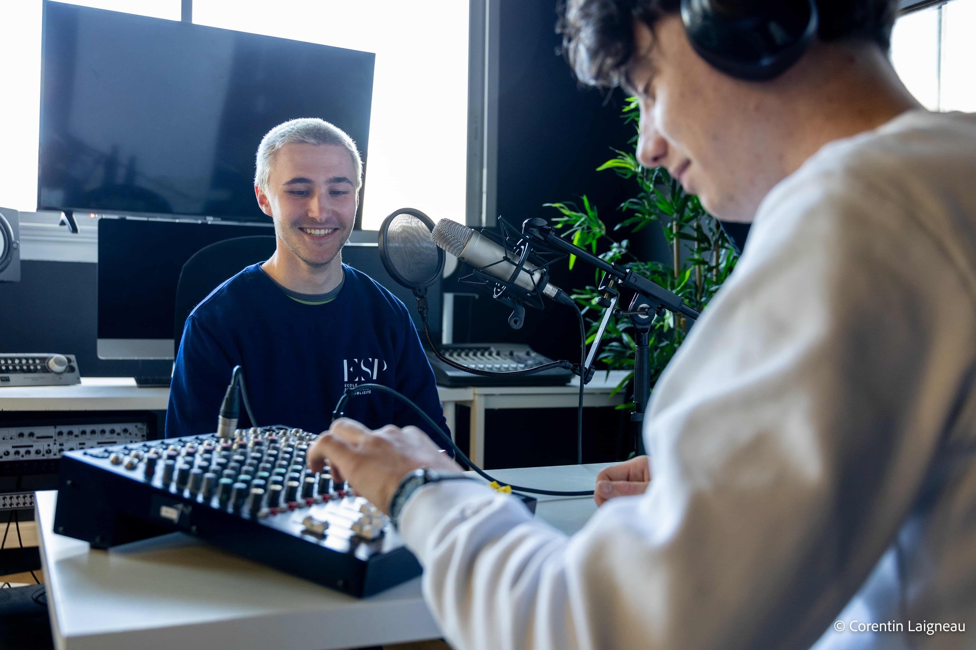 2 étudiants de l'ESP Nantes en salle de podcast