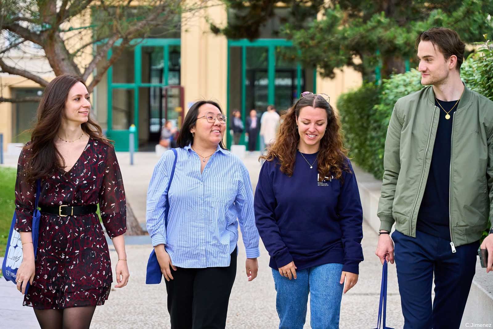 Les étudiants de l'ESP Lyon à l'extérieur du campus