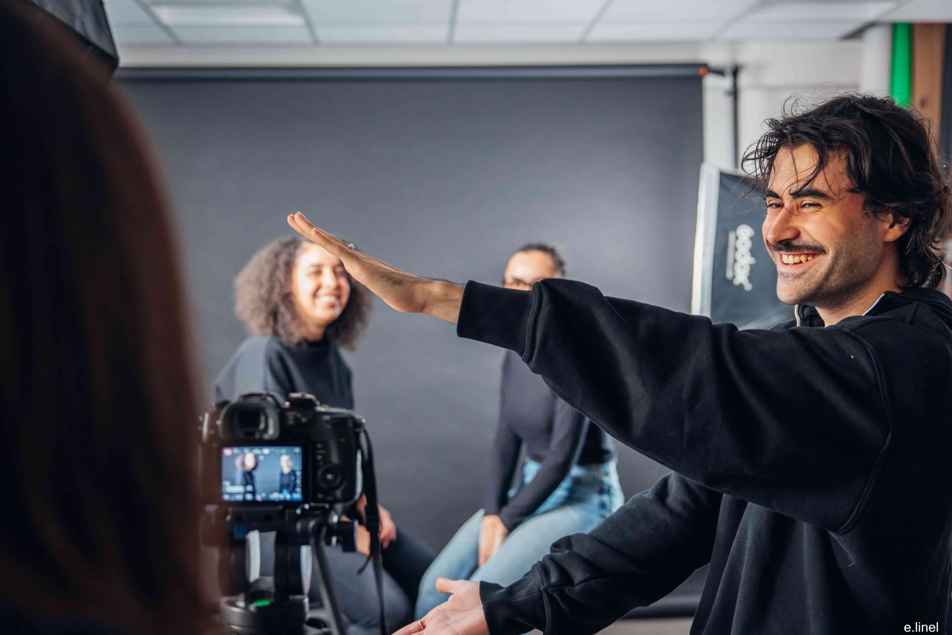 Etudiants au studio photo de l'ESP Paris en train de faire un clap pour lancer le shooting