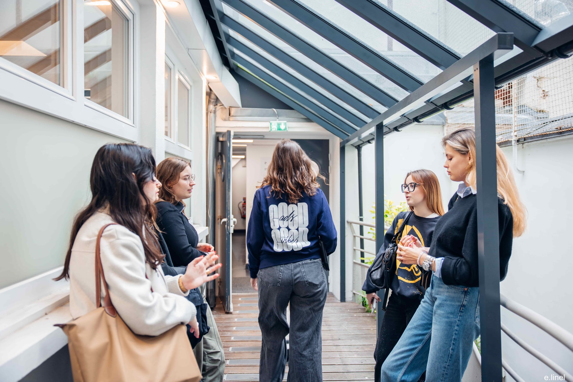Etudiante de l'ESP marchant dans les couloirs lumineux de l'école