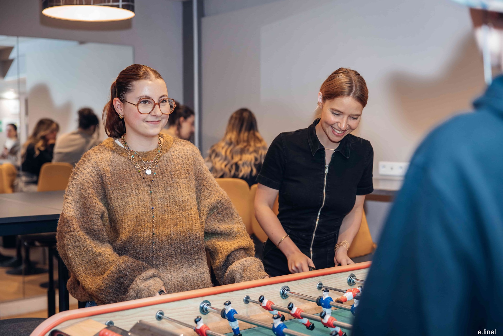 Etudiants en train de jouer au babyfoot à l'ESP Paris
