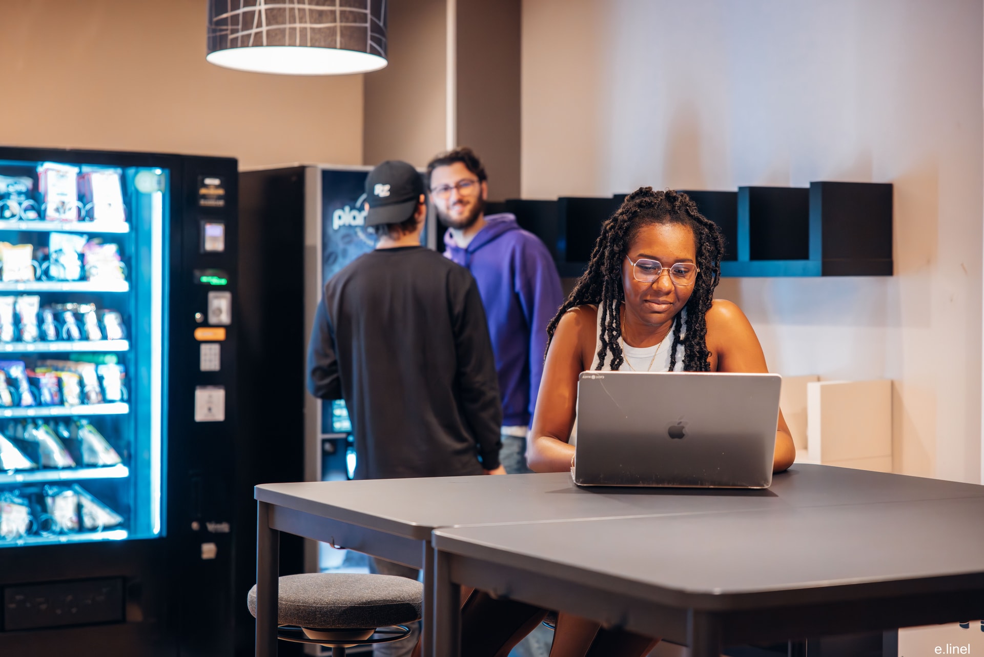 Les étudiants en salle de pause 