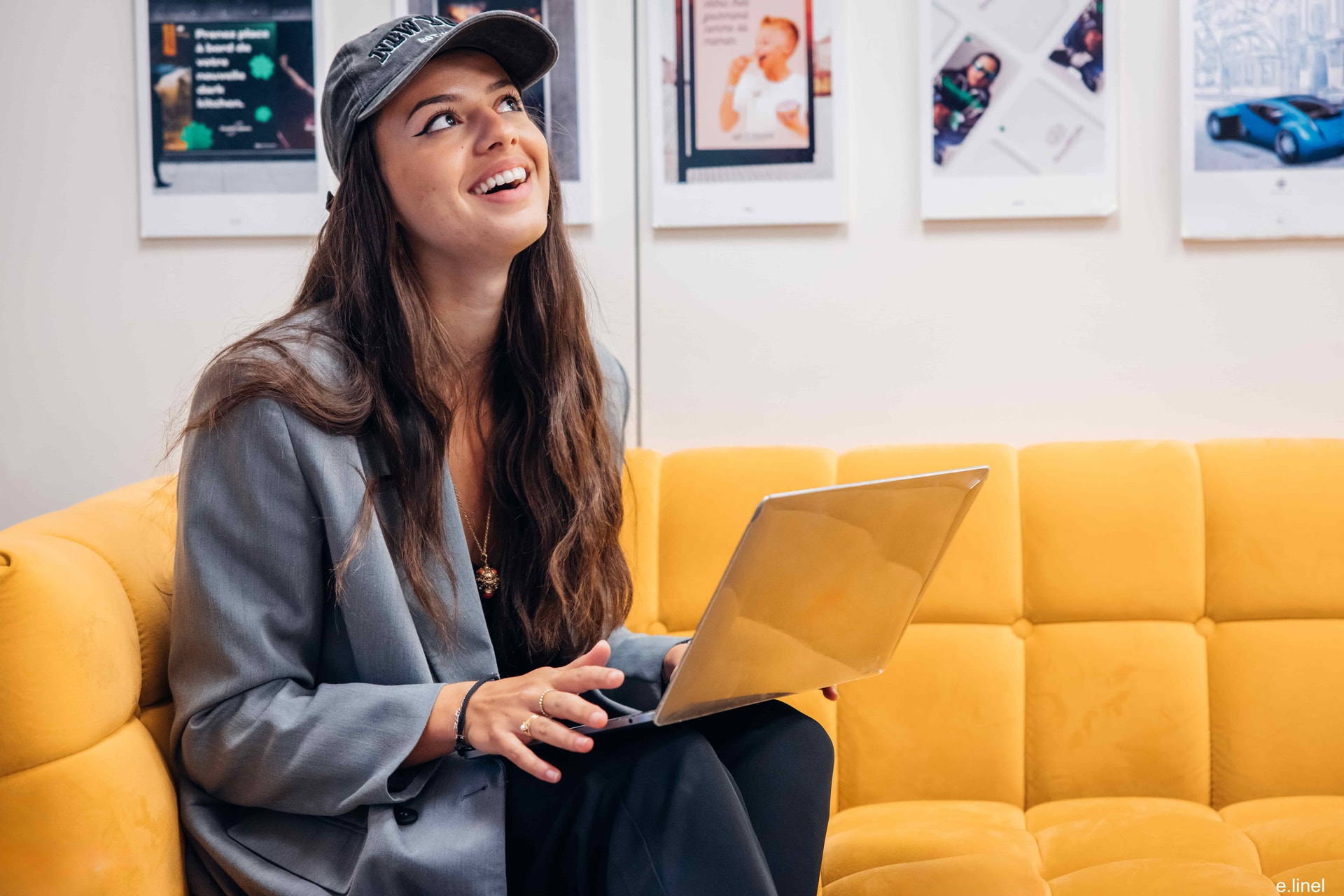 Etudiante de l'ESP sur son ordinateur en train de travailler 