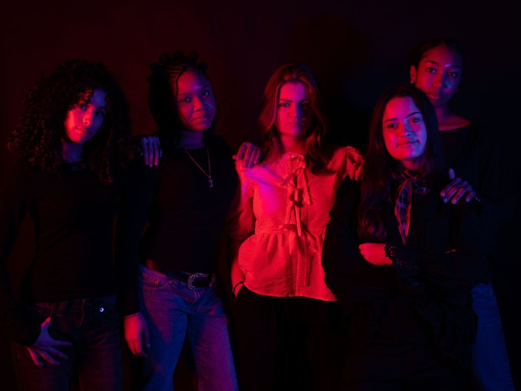 Les étudiants en shopping photos dans le studio