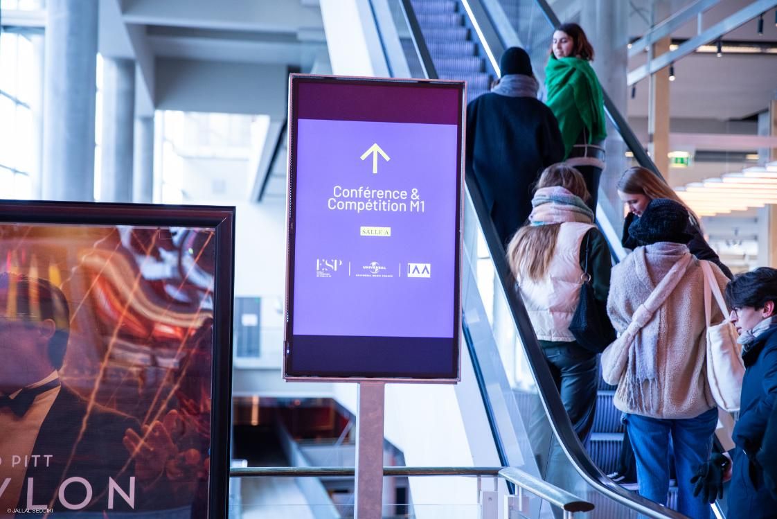 Les étudiants sont en sortis à l'extérieur