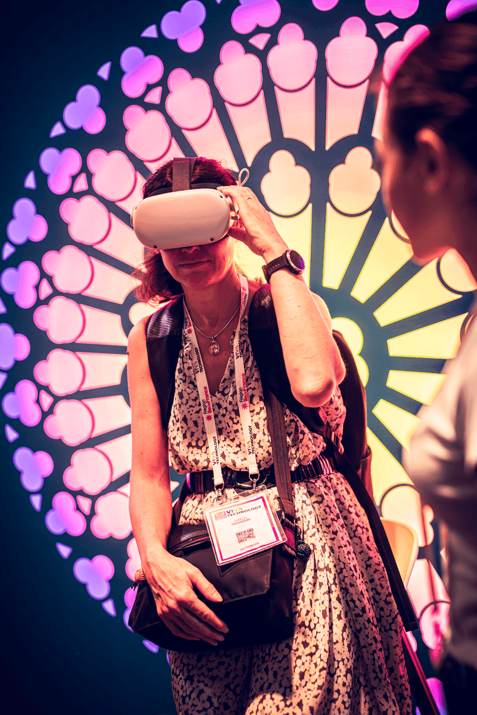 Etudiante qui teste un casque de réalité virtuelle