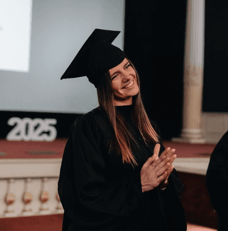 Une étudiante pendant la remise des diplômes 2025