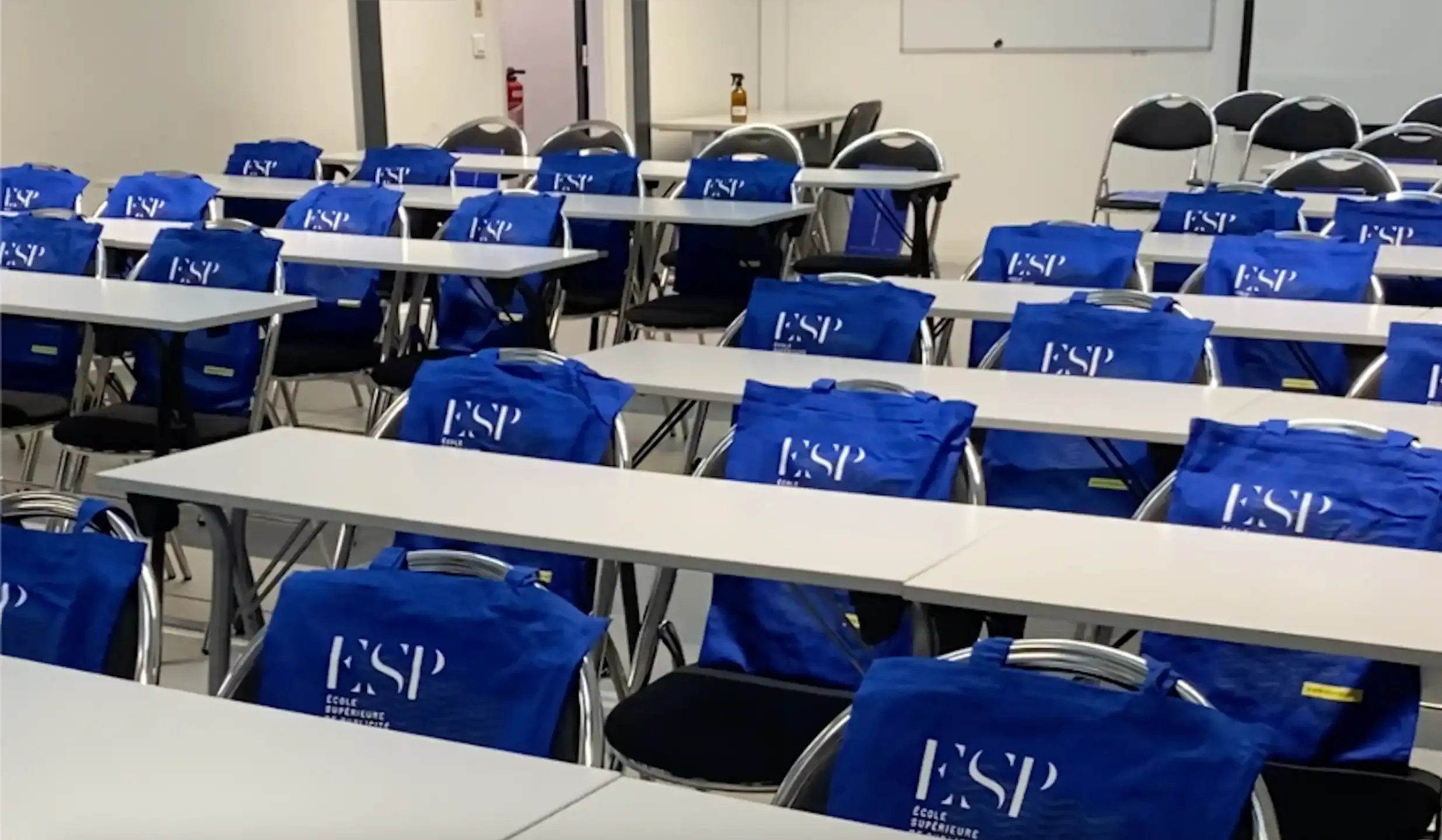 Salle de cours avec goodies ESP totebag