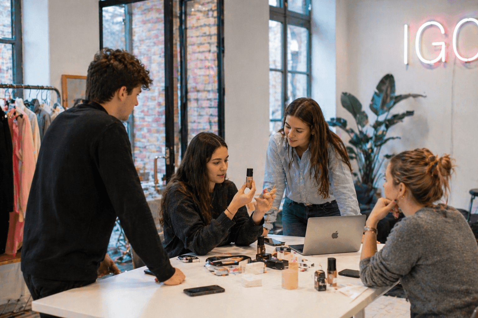 Groupe d'étudiants en réflexion sur un panel de produits