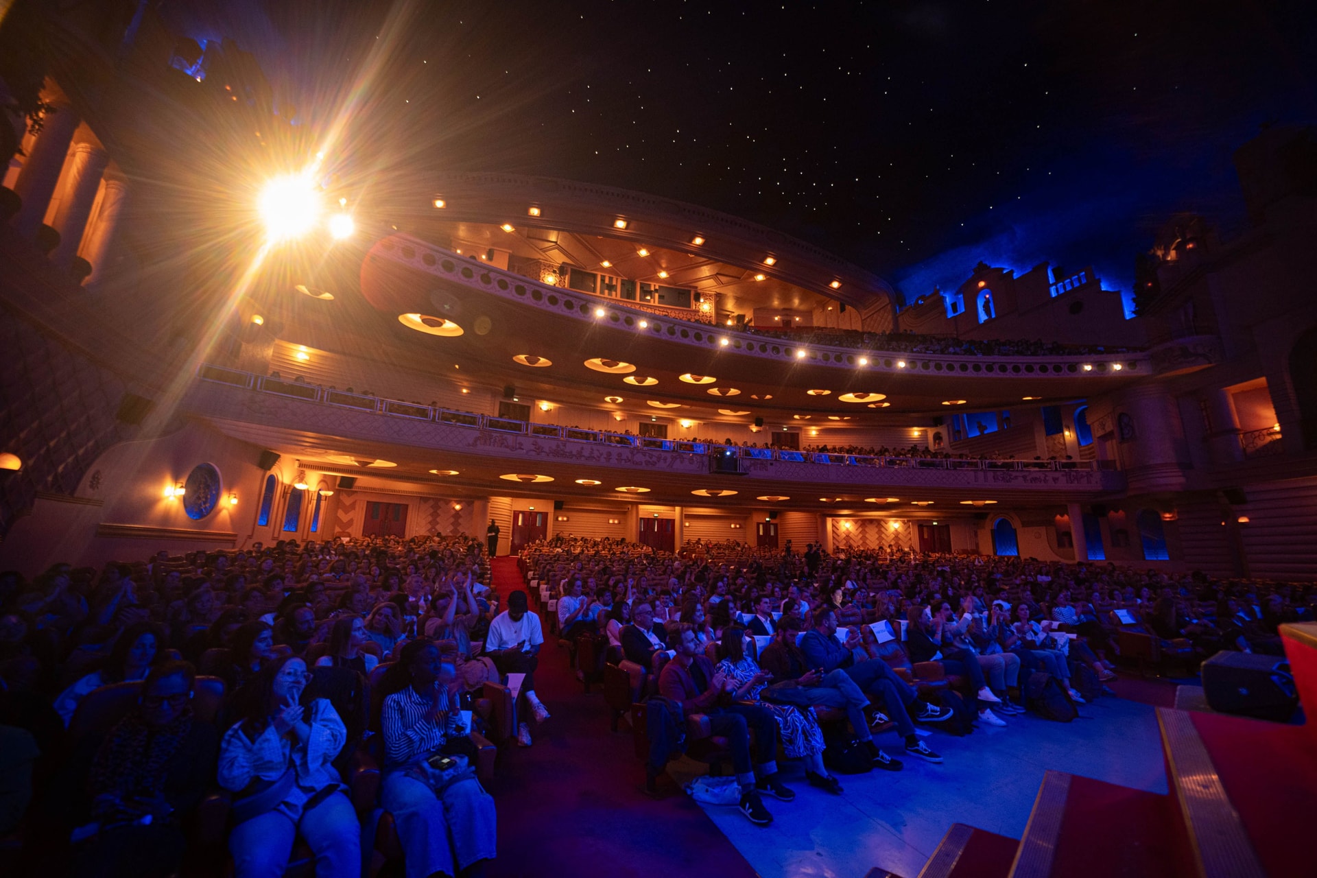 La restitution finale de la compétition Com for Climate au Grand Rex