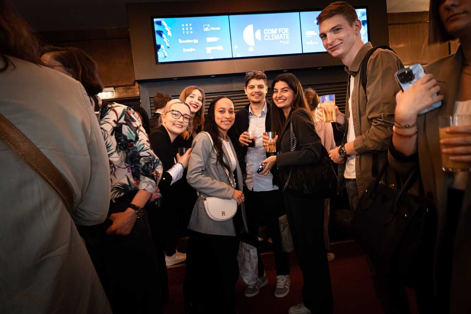 Nos étudiants dans l'entrée du Grand Rex pour la 1er édition de Com for Climate