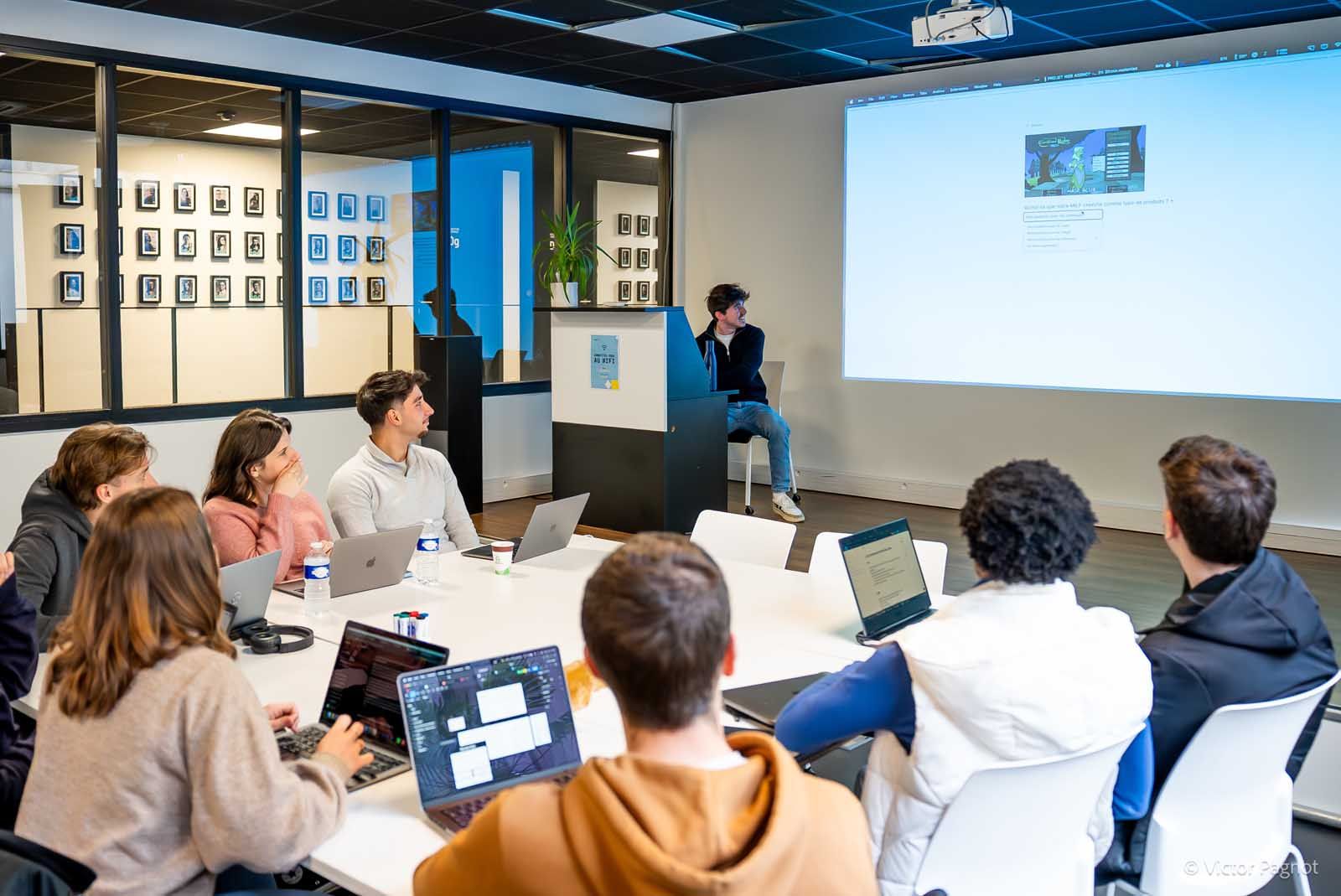 Étudiants en classe sur le plateau à Bordeaux
