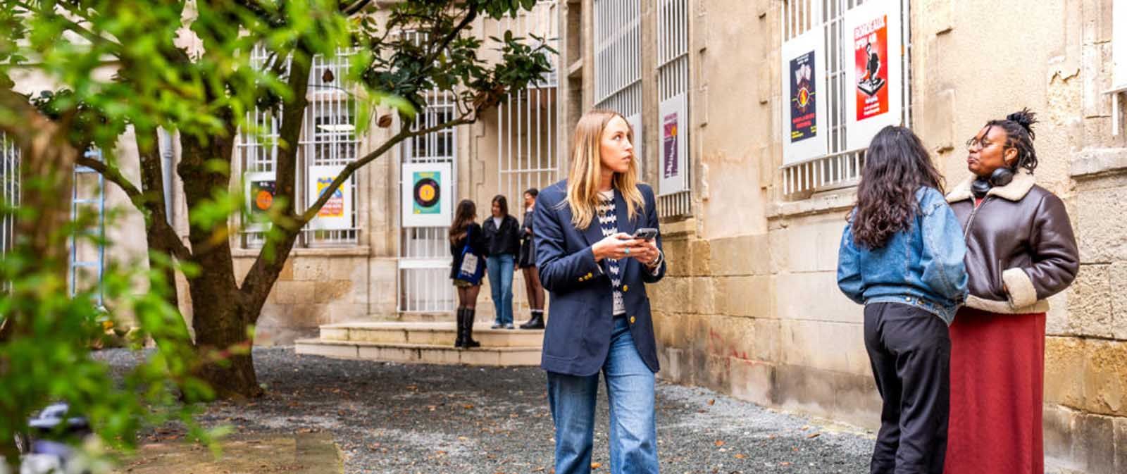 La cour extérieur du campus bordelais