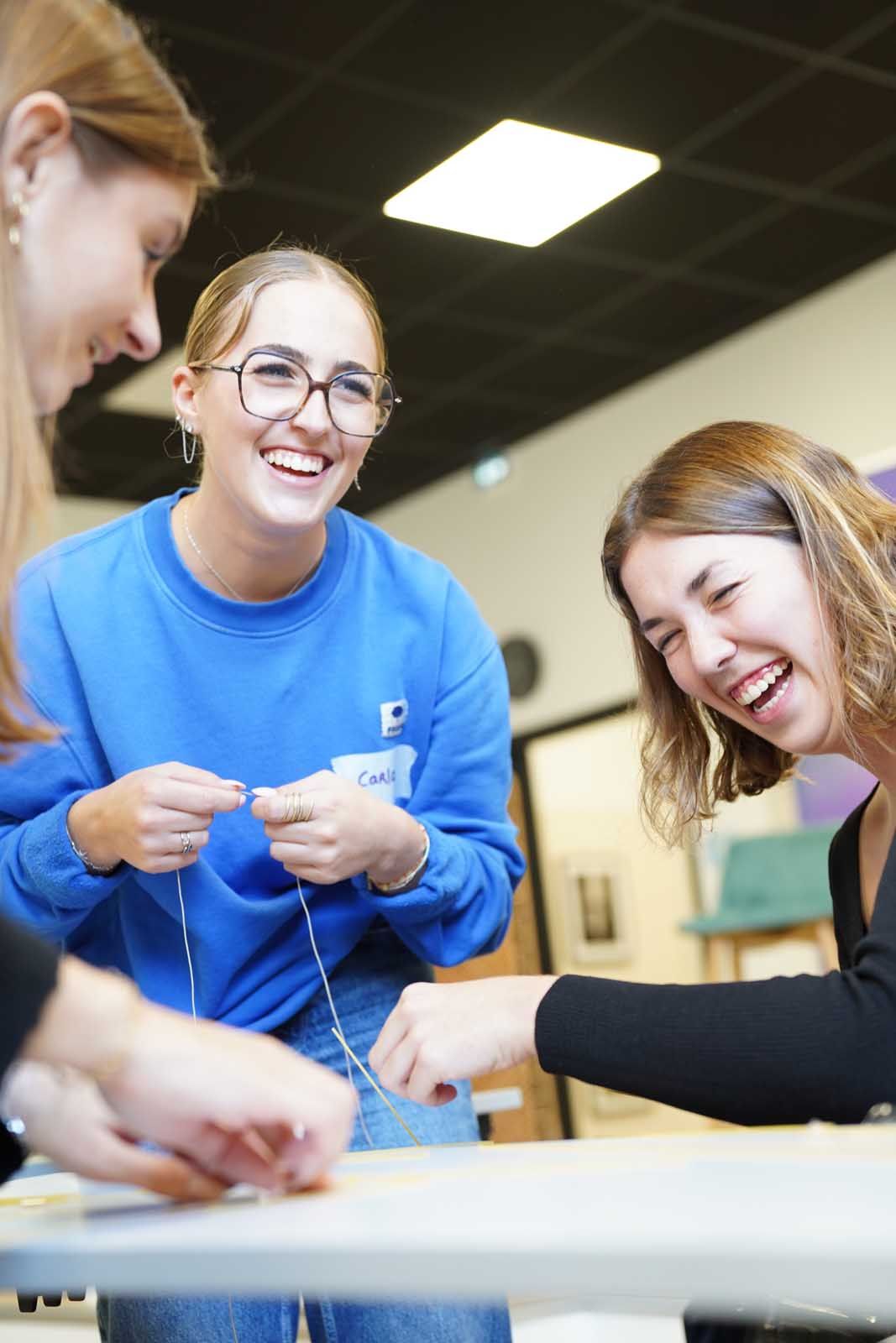 Les étudiants travaillent en groupe sur un projet