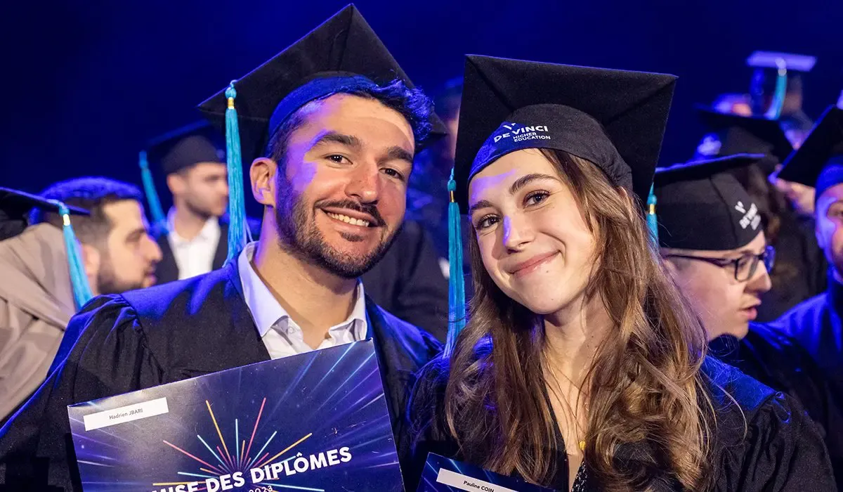 Etudiants diplômés souriants à la cérémonie de remise de diplôme