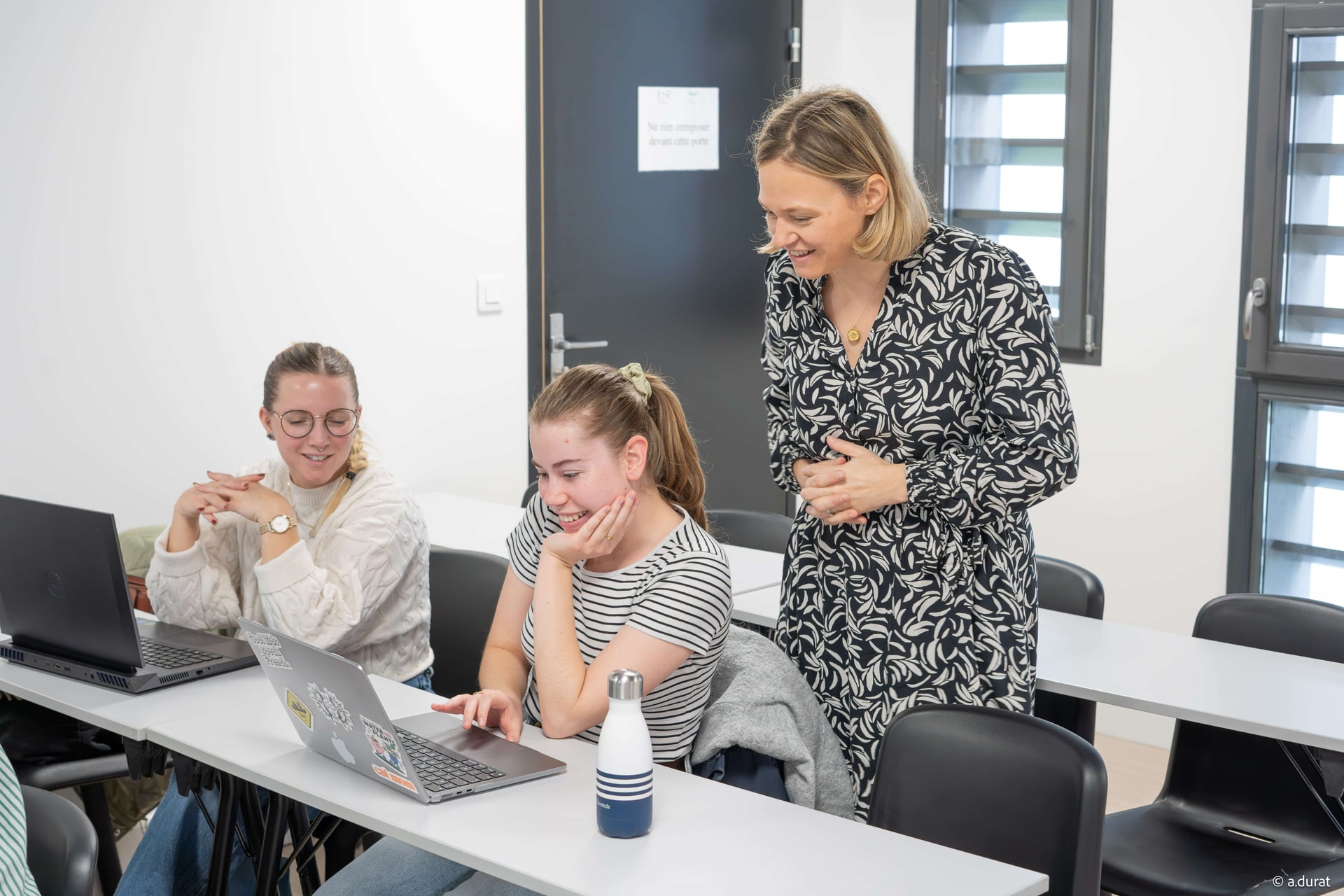 2 étudiants et 1 intervenante en cours à l'ESP Lille