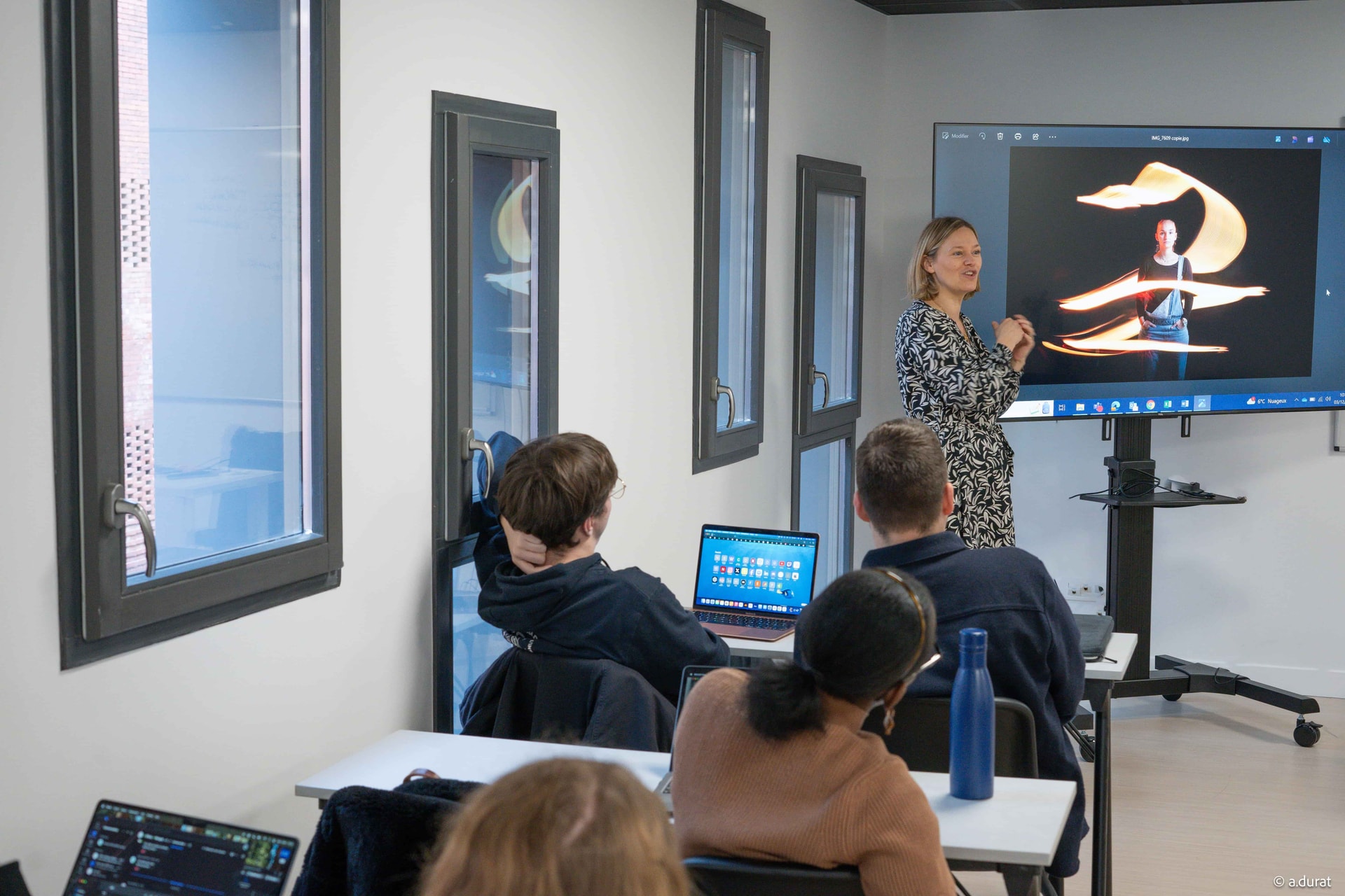 Cours de PAO à l'ESP Lille avec intervenant professionnelle et étudiants