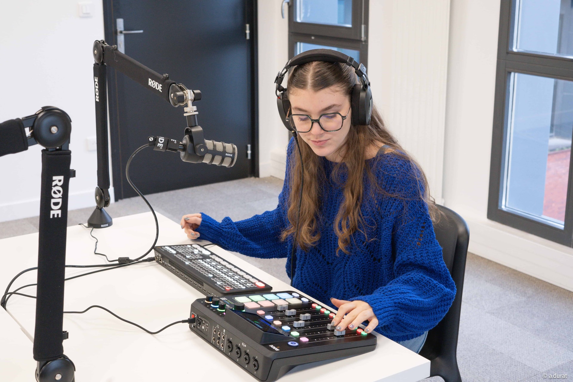 Etudiante de l'ESP Lille en train de s'initier au podcast grâce au matériel de l'école
