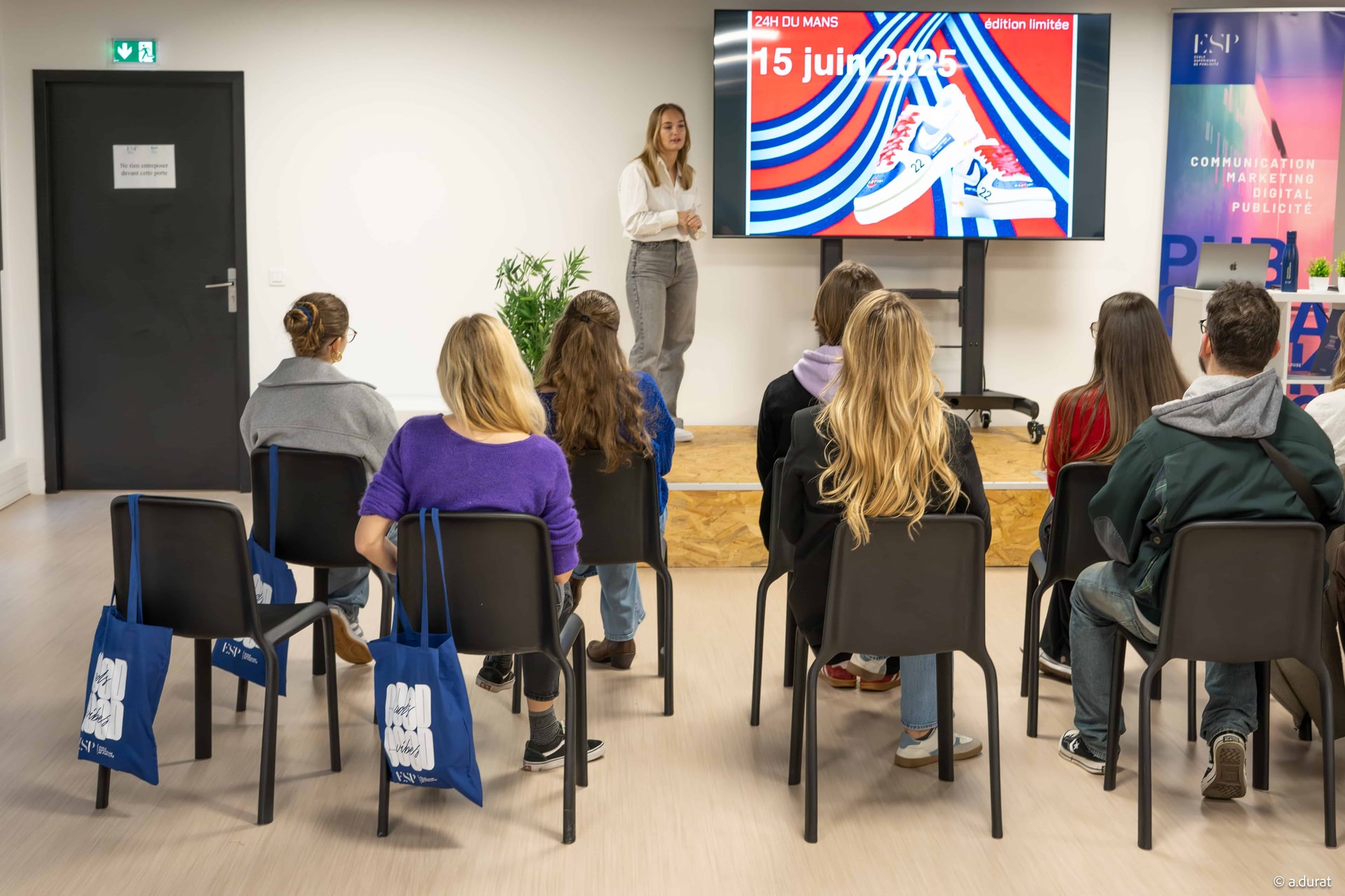 1 intervenante face à un petit groupe d'étudiants en cours à l'ESP Lille