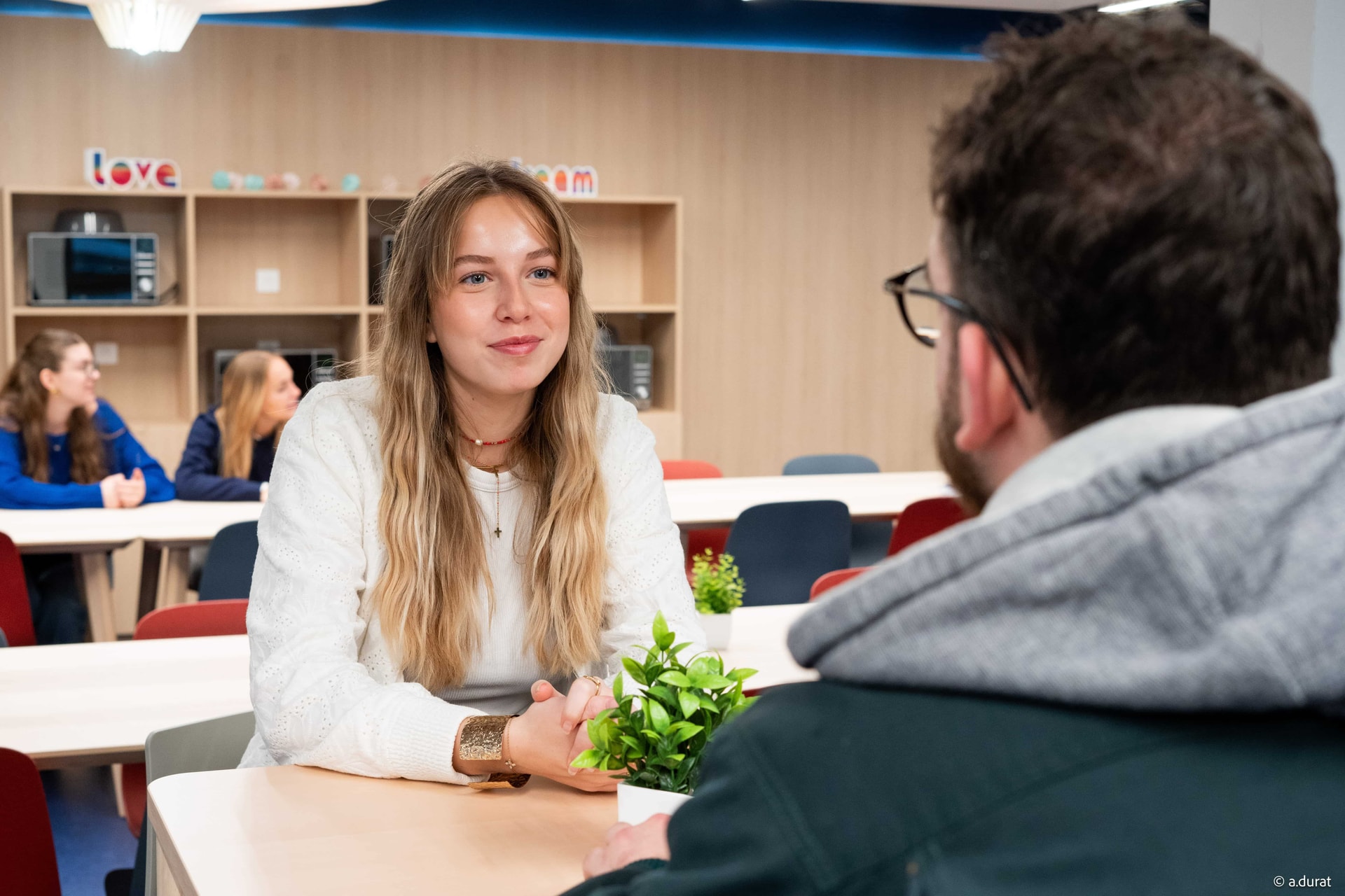 2 étudiants de l'ESP Lille en salle de pause