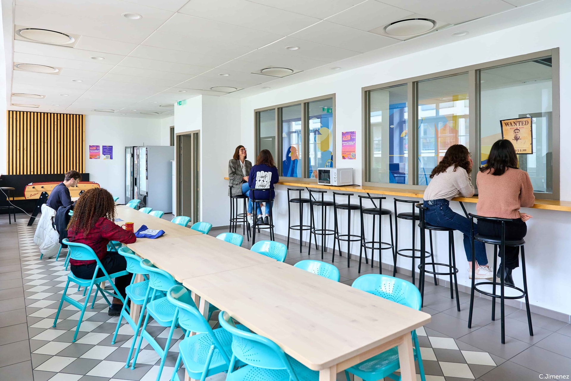 Étudiants en communication à la cafétérie du campus de l'ESP Lyon