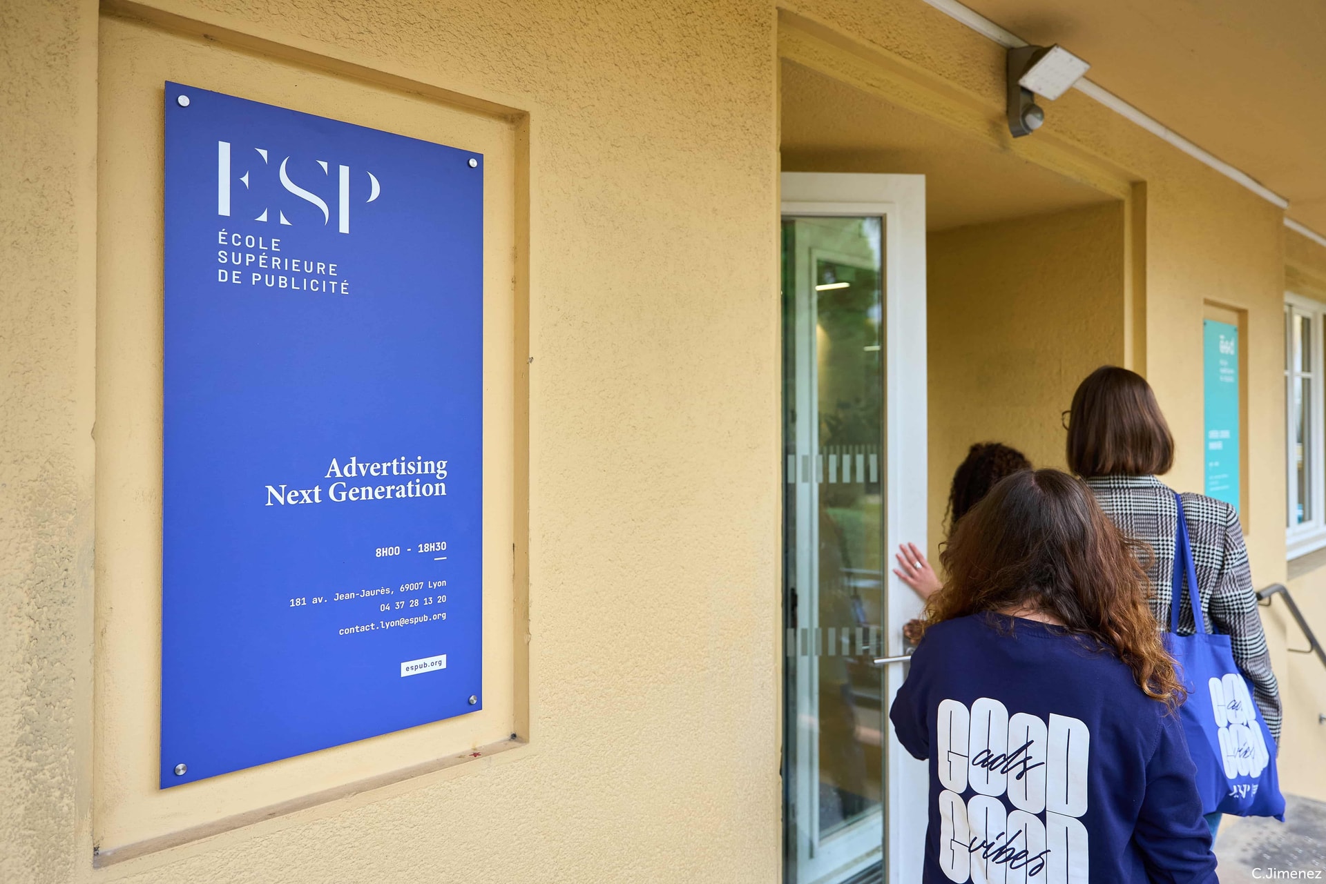 Entrée du campus de l'ESP Lyon avec des étudiantes