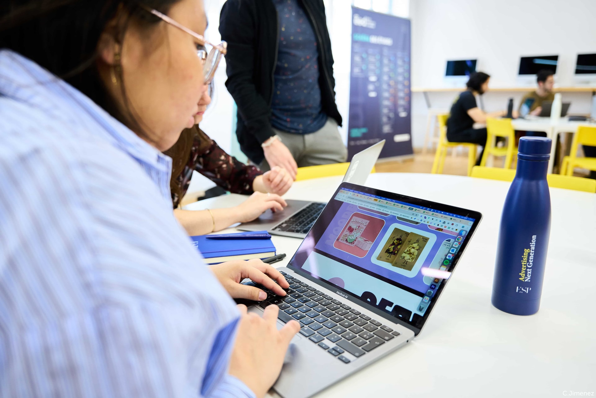 Étudiant en créa travaillant sur le campus de l'ESP Lyon