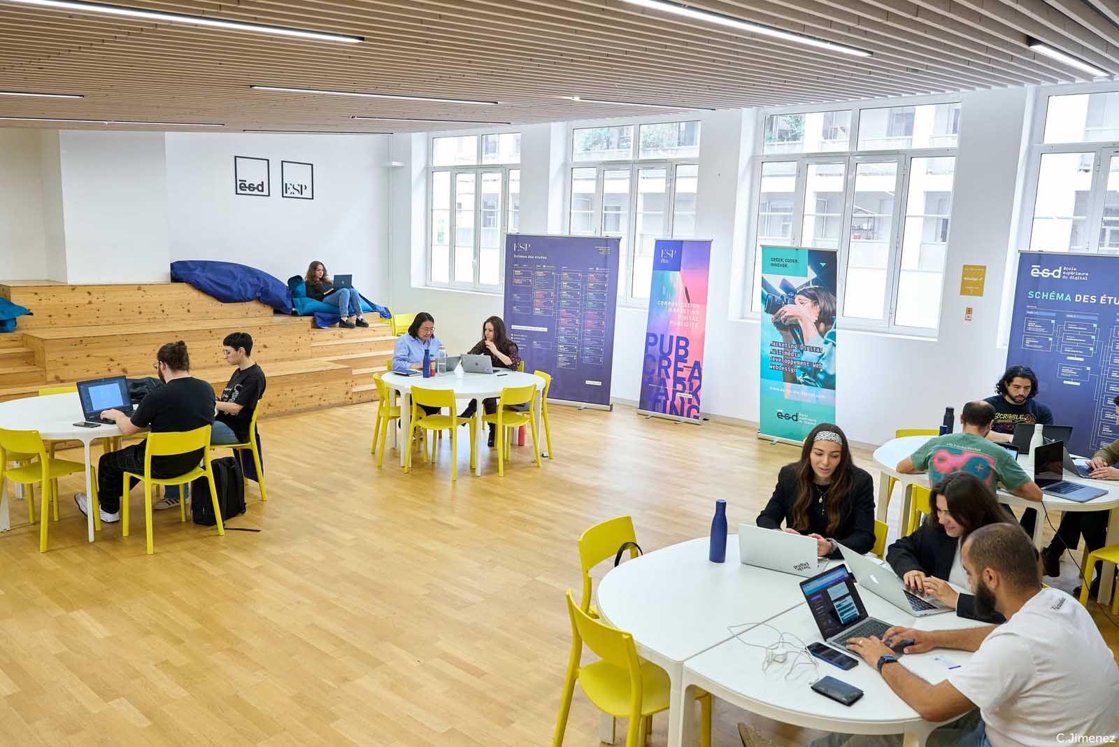 Étudiants en communication travaillant sur le plateau du campus de l'ESP Lyon