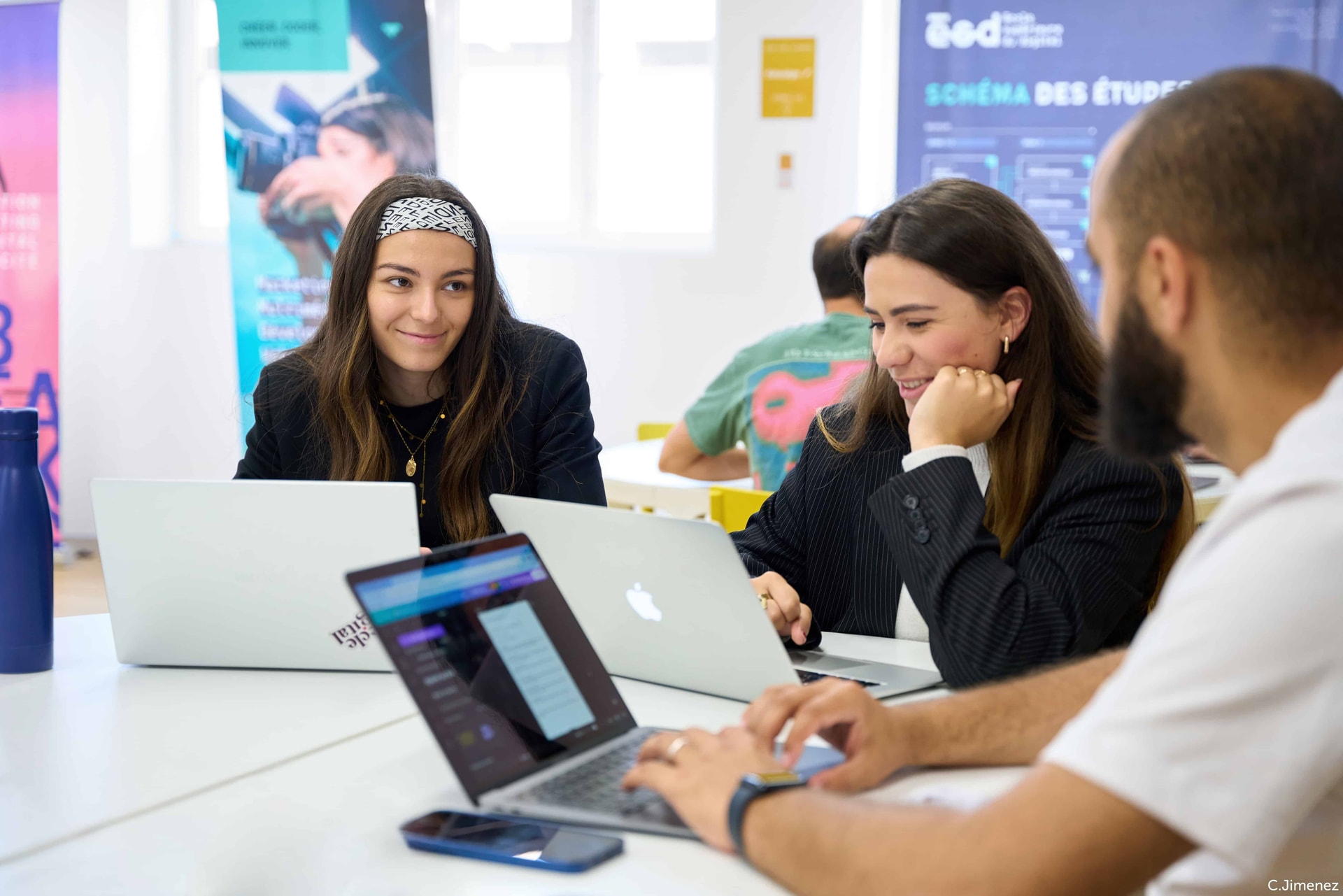 Étudiants en communication travaillant ensemble sur le campus de l'ESP Lyon