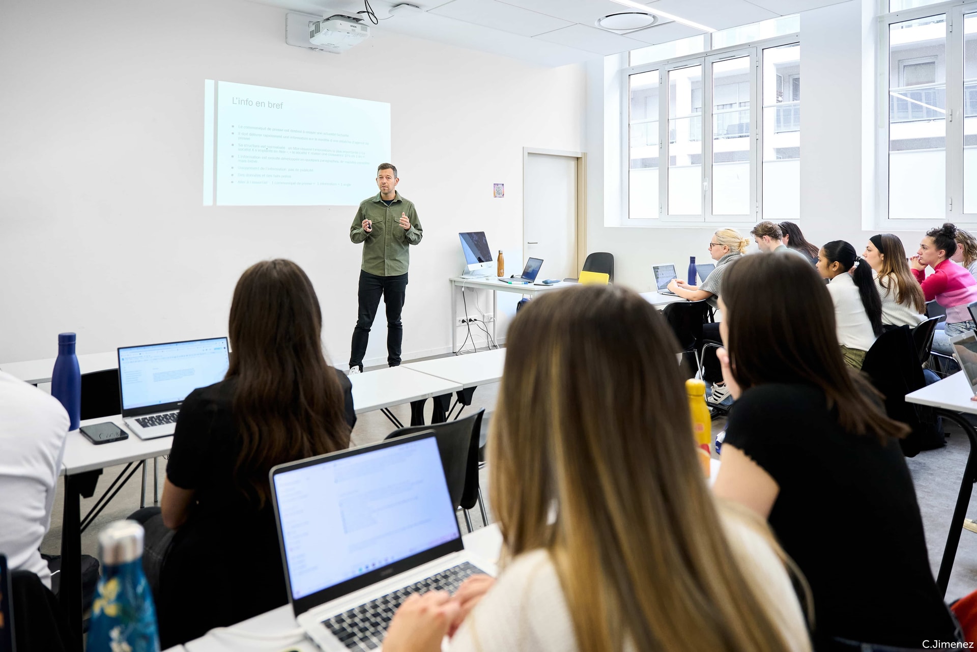 Cours à l'ESP Lyon avec un intervenant professionnel sur scène
