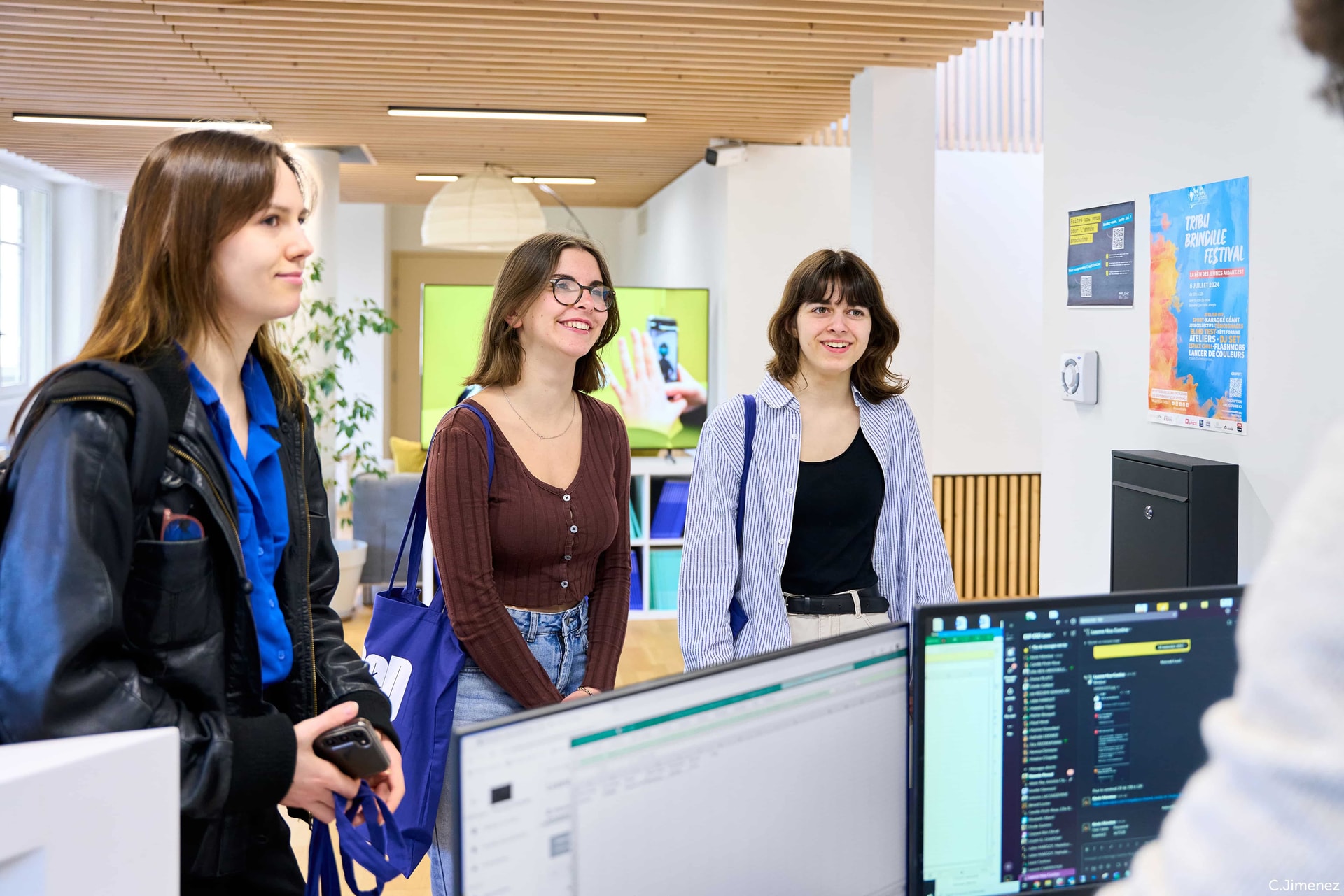 Etudiantes de l'ESP Lyon arrivant à l'accueil du campus