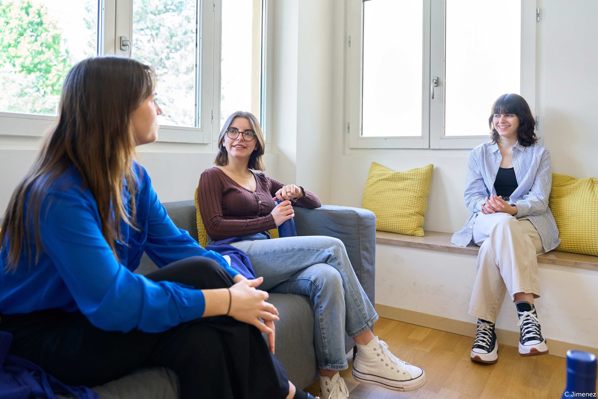 Étudiants en communication en salle de pause sur le campus de l'ESP Lyon
