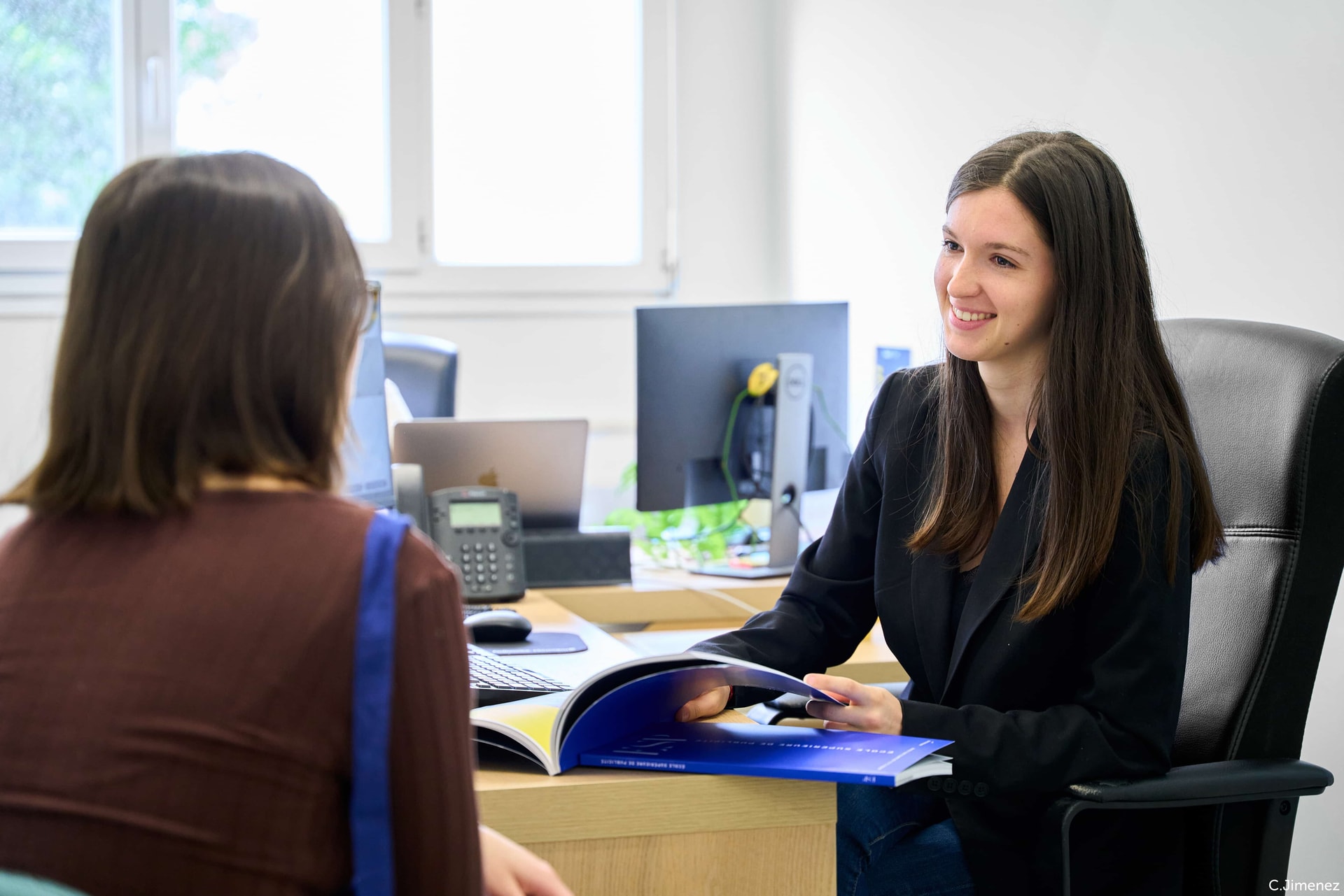 Etudiante de l'ESP Lyon échangeant avec le service Relations Entreprises de l'école