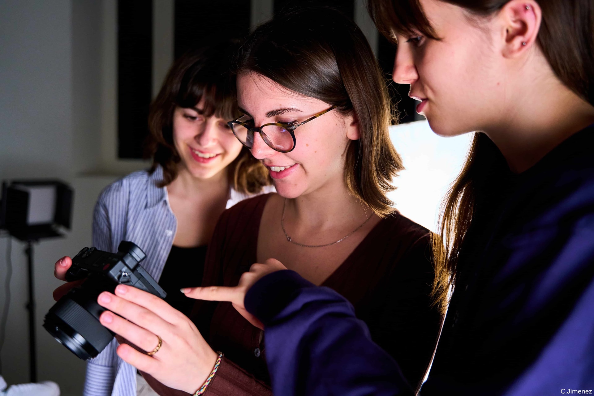 Étudiants en communication en shooting photo sur le campus de l'ESP Lyon