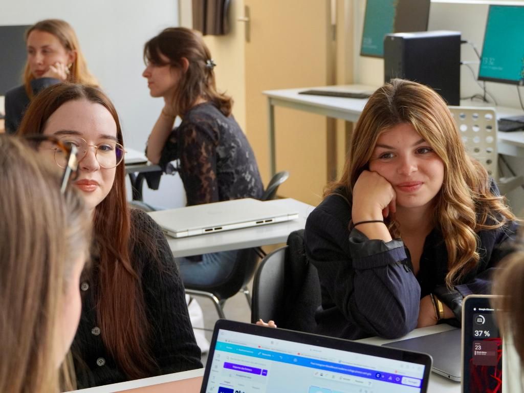 Nos étudiants en classe ensemble