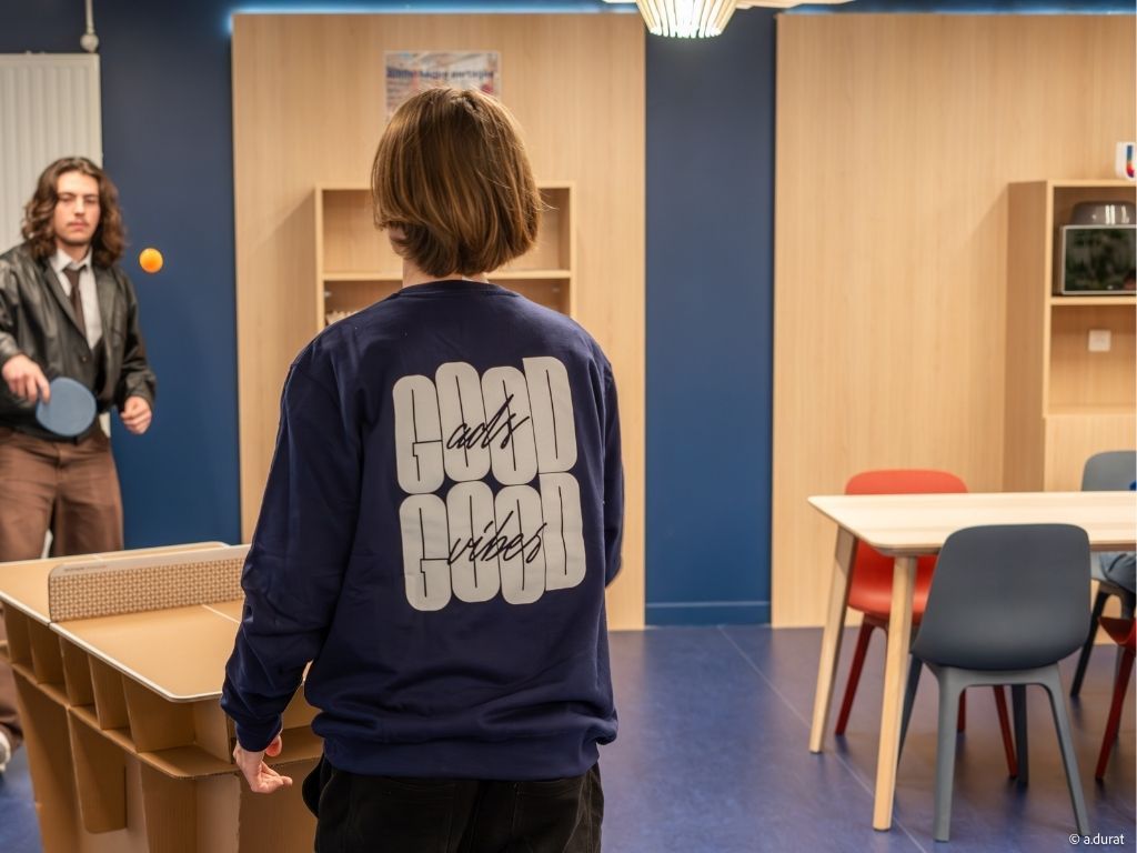Étudiants lillois jouent au ping pong