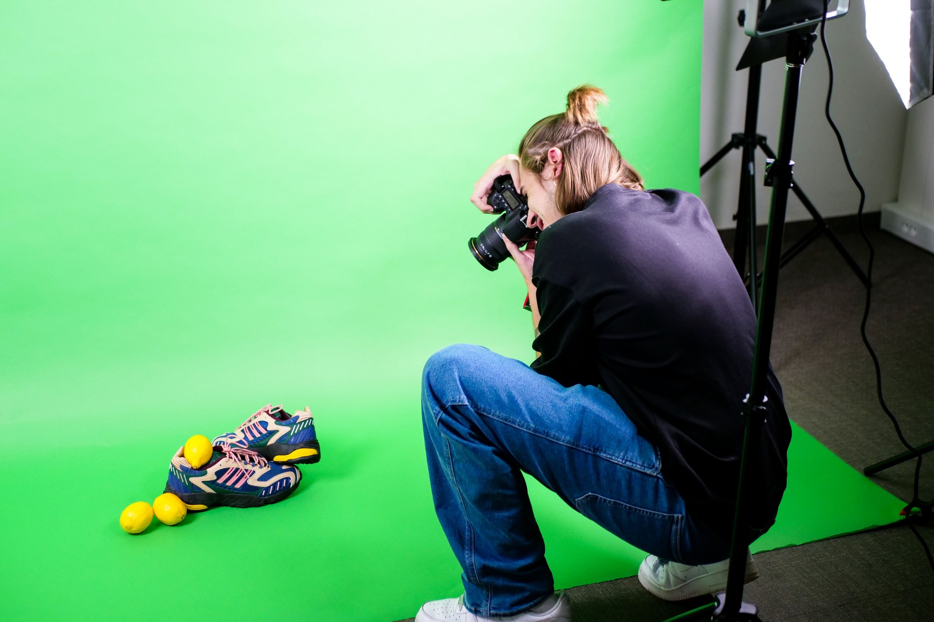 Les étudiants en Mastère 1 en workshop video sur des baskets