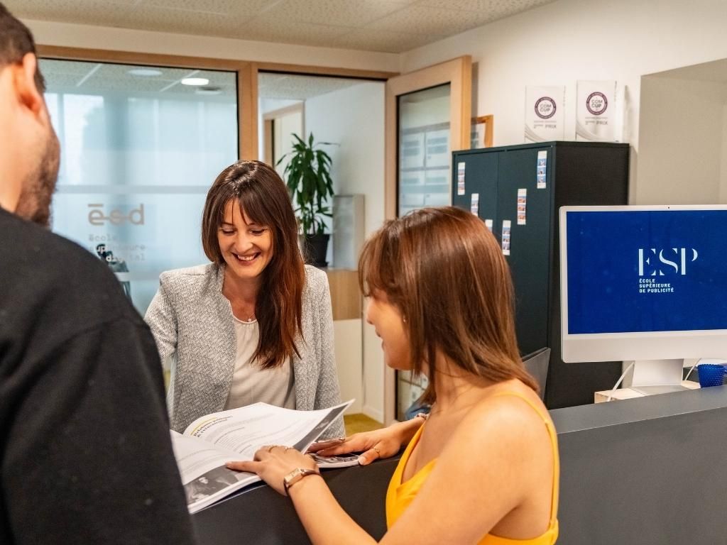 2 étudiants accompagnés par l'équipe du campus à l'ESP